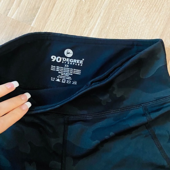 🖤90 Degree Camo Leggings🖤 - Picture 3 of 4